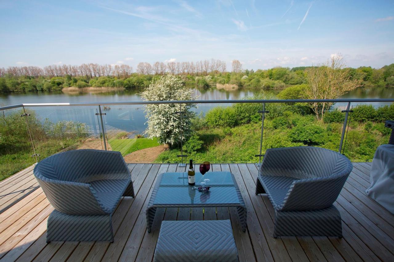 Lakeside Property With Access Into Spa On A Nature Reserve Bauhinia House Hm73 Somerford Keynes Экстерьер фото